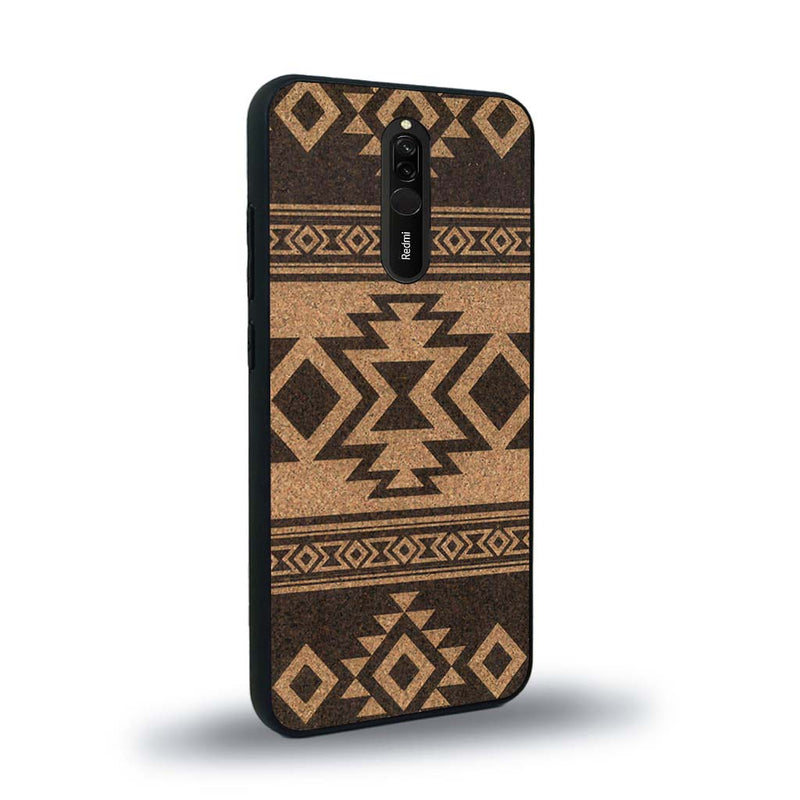 Coque de protection en bois véritable fabriquée en France pour Xiaomi Redmi 8 avec des motifs géométriques s'inspirant des temples aztèques, mayas et incas