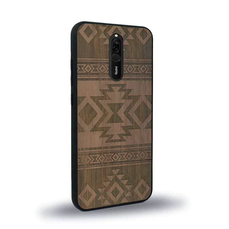 Coque de protection en bois véritable fabriquée en France pour Xiaomi Redmi 8 avec des motifs géométriques s'inspirant des temples aztèques, mayas et incas