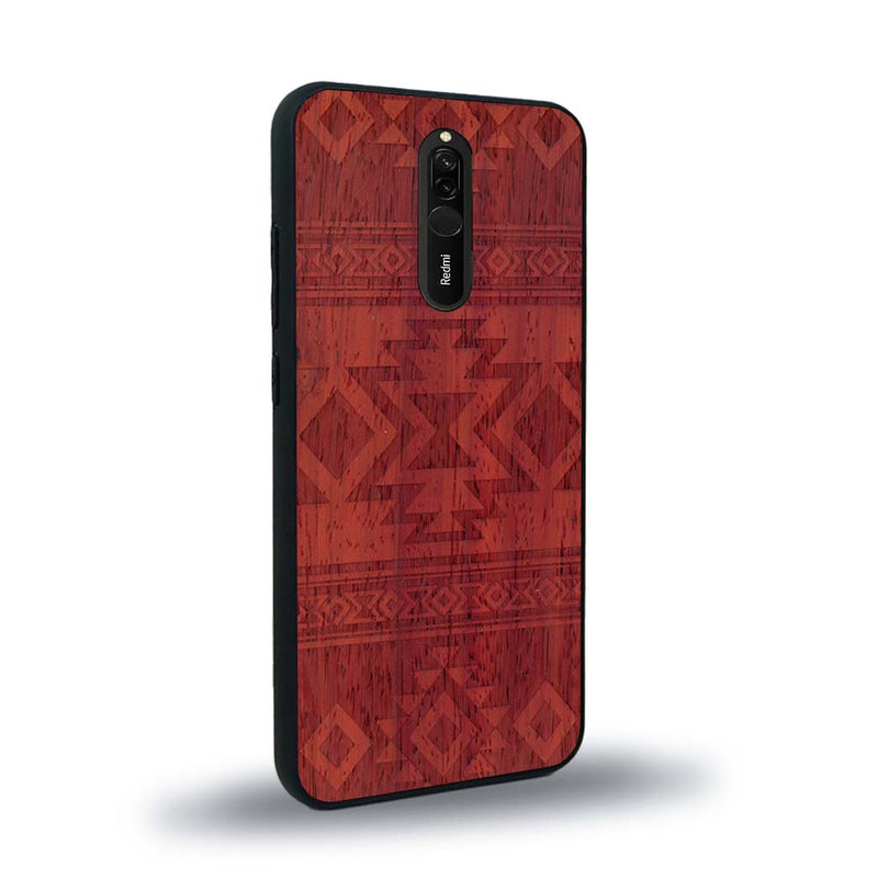 Coque de protection en bois véritable fabriquée en France pour Xiaomi Redmi 8 avec des motifs géométriques s'inspirant des temples aztèques, mayas et incas