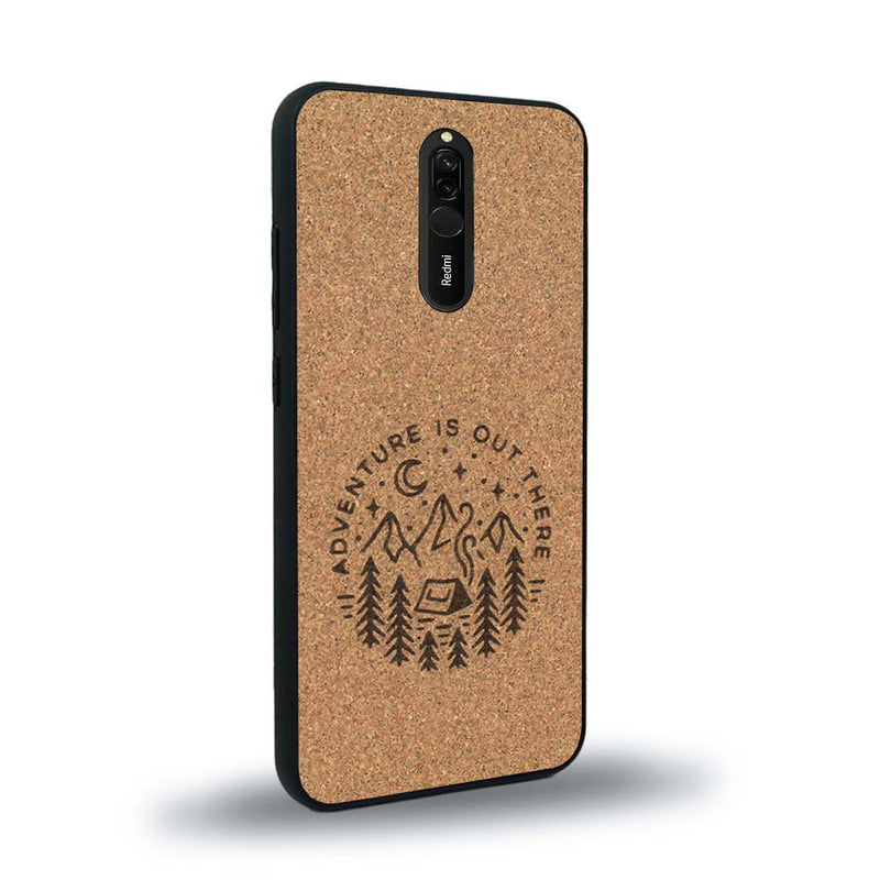 Coque de protection en bois véritable fabriquée en France pour Xiaomi Redmi 8 sur le thème du camping en pleine nature et du bivouac avec la phrase "Aventure is out there"