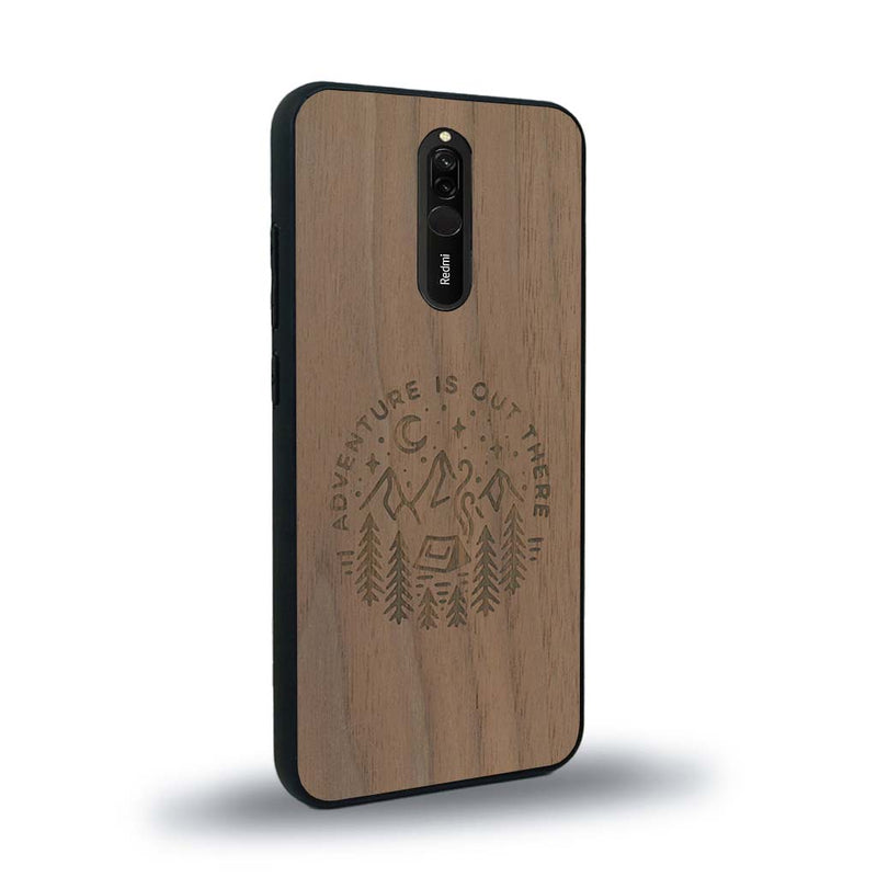 Coque de protection en bois véritable fabriquée en France pour Xiaomi Redmi 8 sur le thème du camping en pleine nature et du bivouac avec la phrase "Aventure is out there"