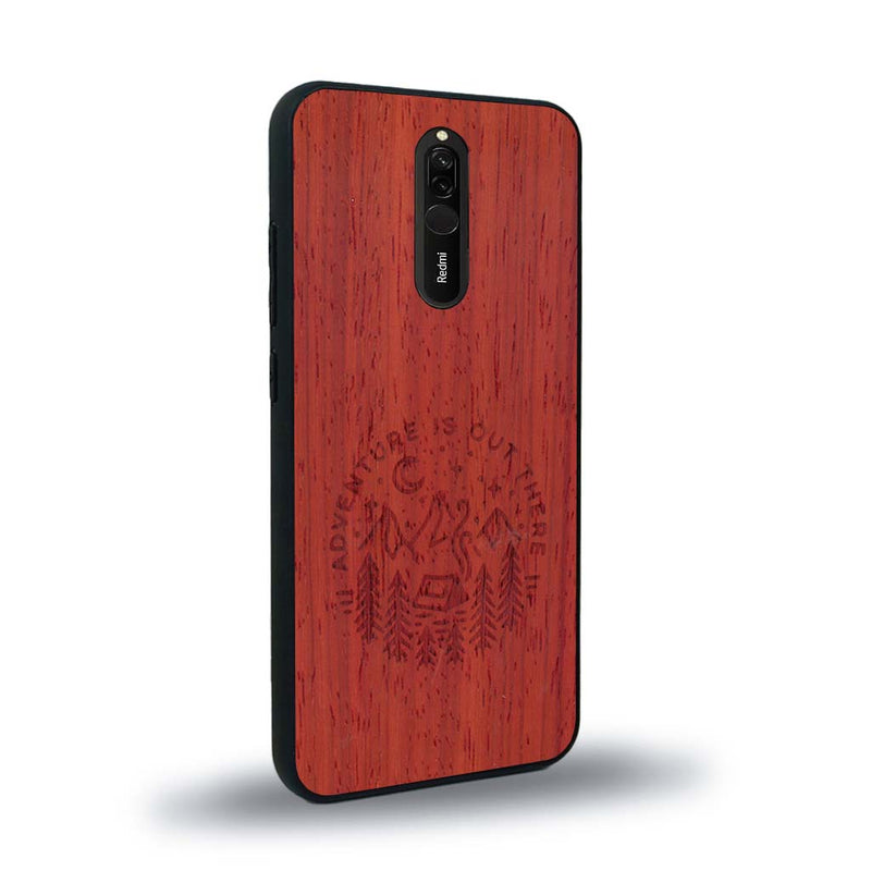 Coque de protection en bois véritable fabriquée en France pour Xiaomi Redmi 8 sur le thème du camping en pleine nature et du bivouac avec la phrase "Aventure is out there"