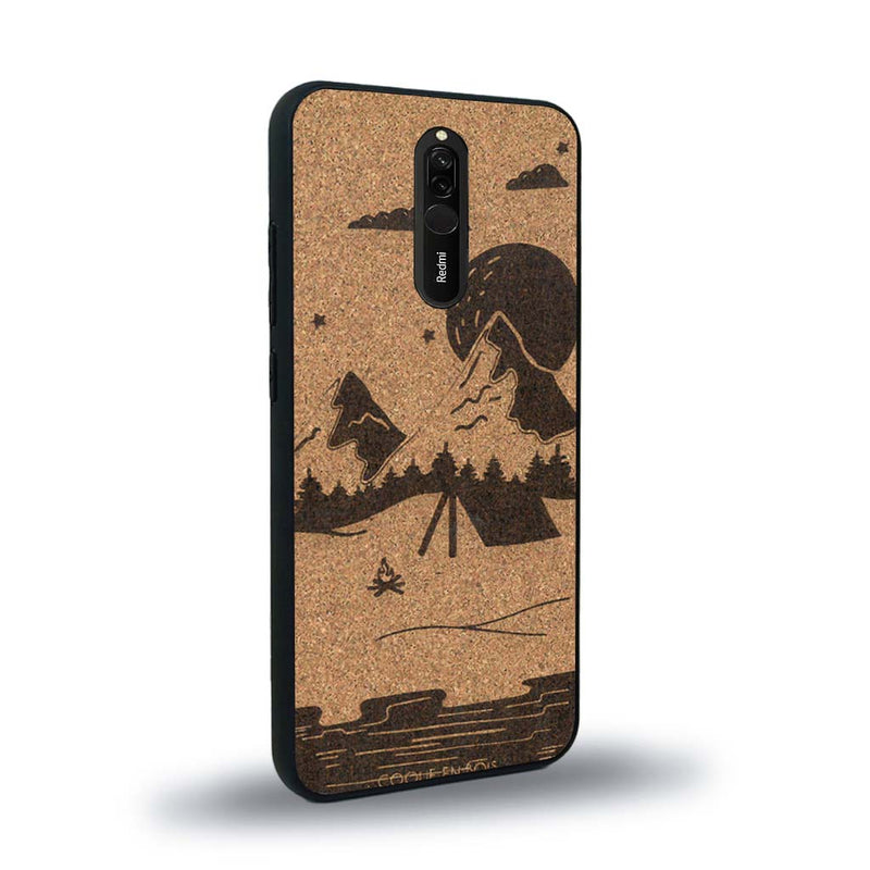 Coque de protection en bois véritable fabriquée en France pour Xiaomi Redmi 8 sur le thème du camping en pleine nature représentant une tente avec un feu de camp entouré de montagnes