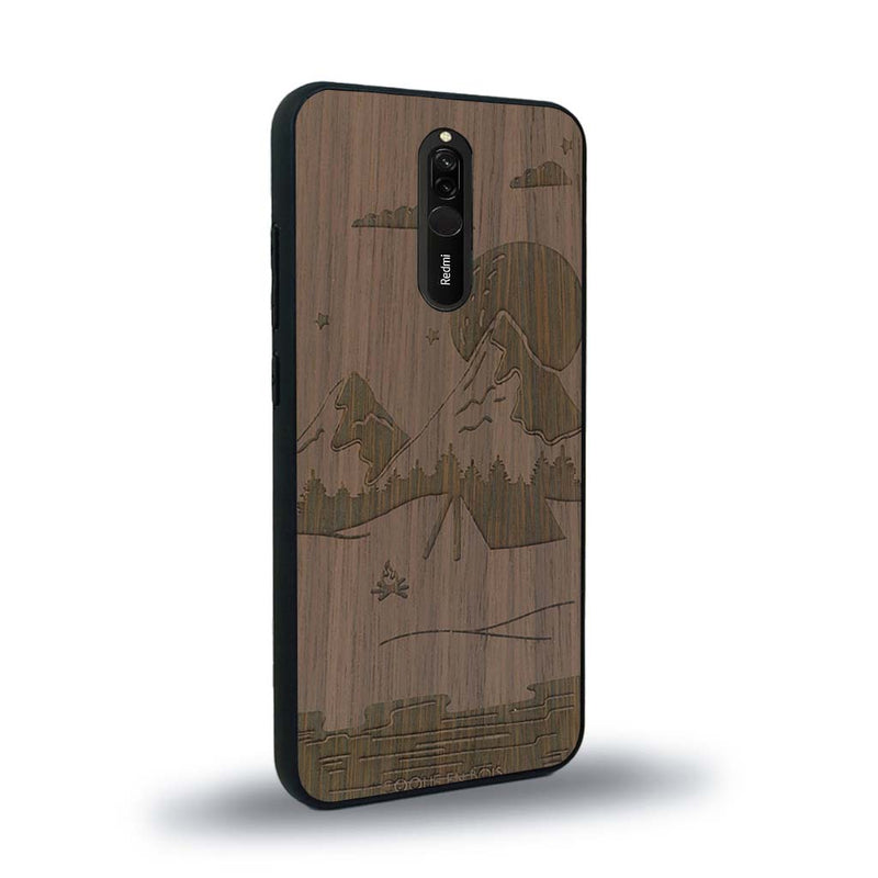 Coque de protection en bois véritable fabriquée en France pour Xiaomi Redmi 8 sur le thème du camping en pleine nature représentant une tente avec un feu de camp entouré de montagnes