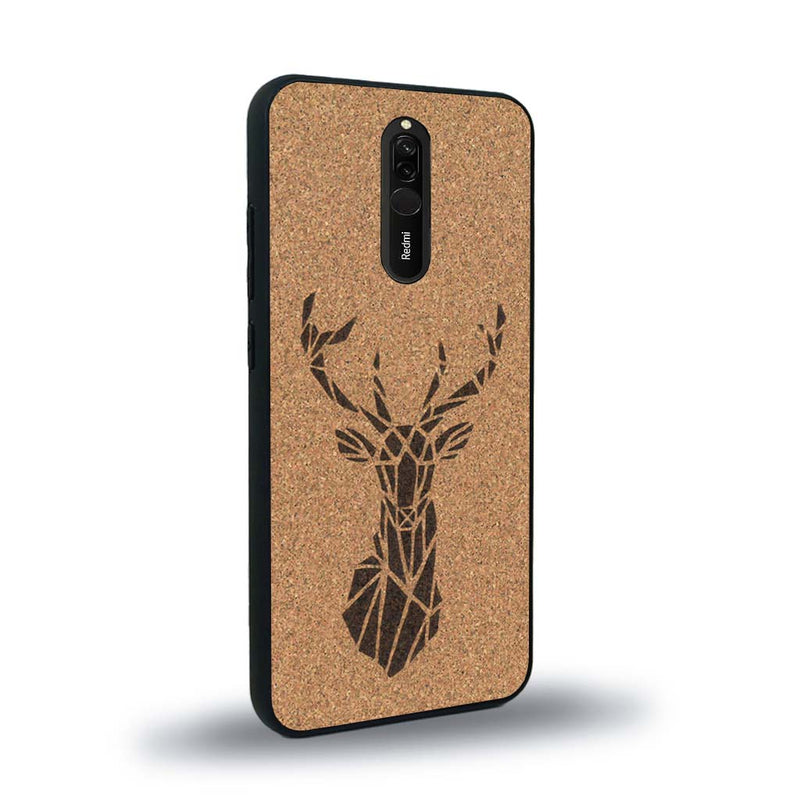 Coque de protection en bois véritable fabriquée en France pour Xiaomi Redmi 8 sur le thème de la nature et des animaux représentant une tête de cerf gométrique avec un design moderne et minimaliste