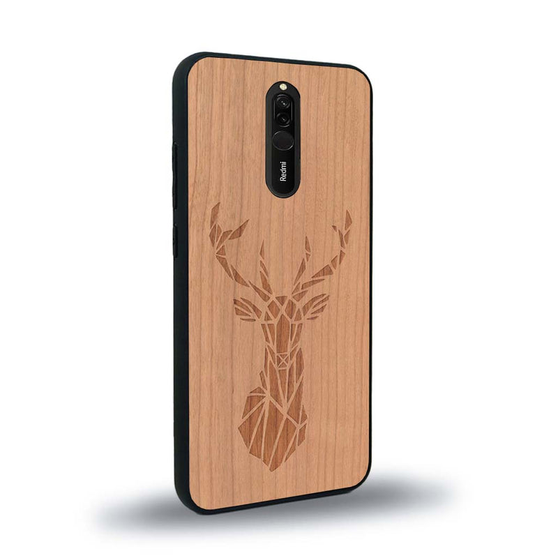 Coque de protection en bois véritable fabriquée en France pour Xiaomi Redmi 8 sur le thème de la nature et des animaux représentant une tête de cerf gométrique avec un design moderne et minimaliste