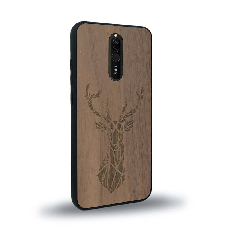 Coque de protection en bois véritable fabriquée en France pour Xiaomi Redmi 8 sur le thème de la nature et des animaux représentant une tête de cerf gométrique avec un design moderne et minimaliste