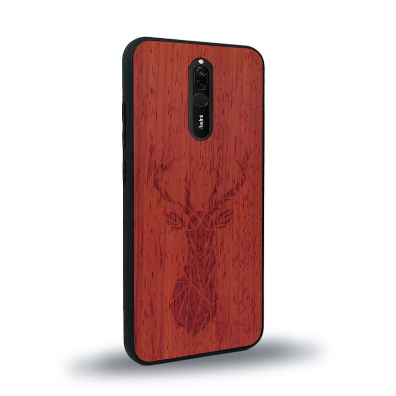 Coque de protection en bois véritable fabriquée en France pour Xiaomi Redmi 8 sur le thème de la nature et des animaux représentant une tête de cerf gométrique avec un design moderne et minimaliste