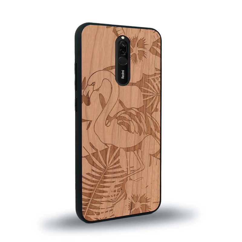 Coque de protection en bois véritable fabriquée en France pour Xiaomi Redmi 8 sur le thème de la nature et des animaux représentant un flamant rose entre des fougères