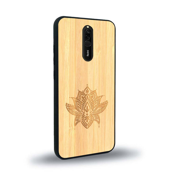 Coque de protection en bois véritable fabriquée en France pour Xiaomi Redmi 8 sur le thème de la nature et du yoga avec une gravure zen représentant une fleur de lotus