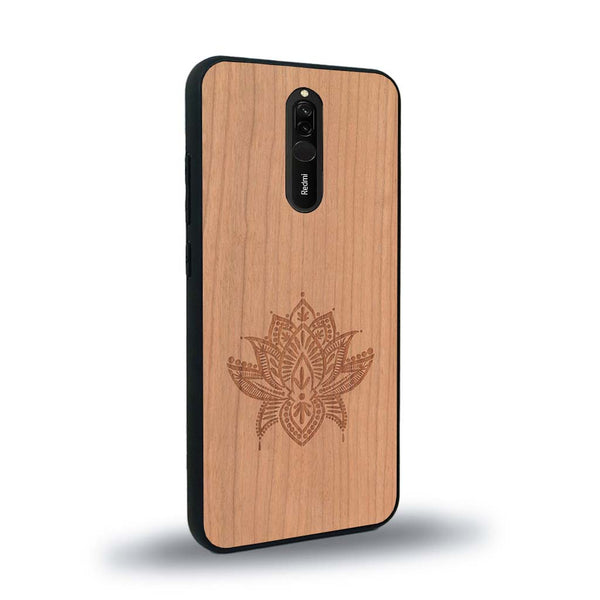 Coque de protection en bois véritable fabriquée en France pour Xiaomi Redmi 8 sur le thème de la nature et du yoga avec une gravure zen représentant une fleur de lotus