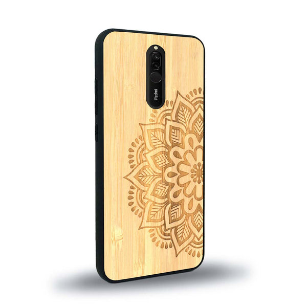 Coque de protection en bois véritable fabriquée en France pour Xiaomi Redmi 8 sur le thème de la bohème et du tatouage au henné avec une gravure représentant un mandala