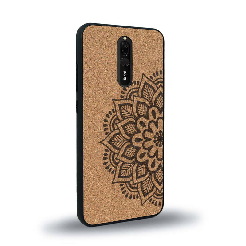 Coque de protection en bois véritable fabriquée en France pour Xiaomi Redmi 8 sur le thème de la bohème et du tatouage au henné avec une gravure représentant un mandala