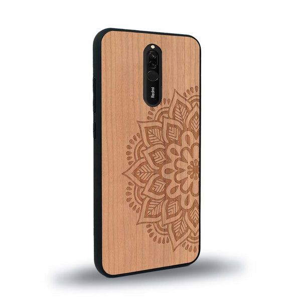 Coque de protection en bois véritable fabriquée en France pour Xiaomi Redmi 8 sur le thème de la bohème et du tatouage au henné avec une gravure représentant un mandala