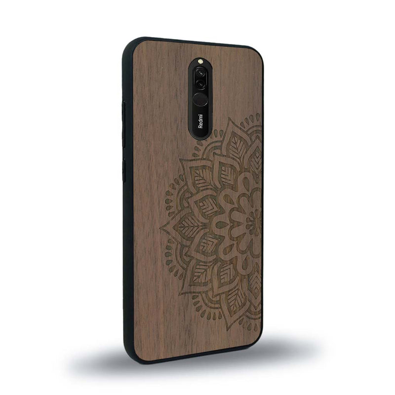 Coque de protection en bois véritable fabriquée en France pour Xiaomi Redmi 8 sur le thème de la bohème et du tatouage au henné avec une gravure représentant un mandala