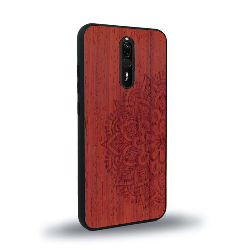 Coque de protection en bois véritable fabriquée en France pour Xiaomi Redmi 8 sur le thème de la bohème et du tatouage au henné avec une gravure représentant un mandala