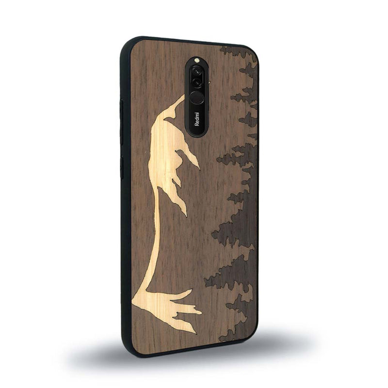 Coque de protection en bois véritable fabriquée en France pour Xiaomi Redmi 8 sur le thème de la nature et de la montagne qui allie du chêne fumé, du noyer et du bambou représentant le mont mézenc