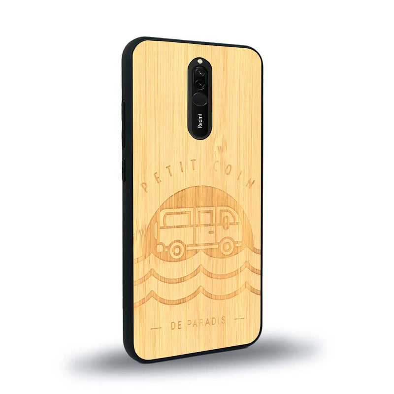 Coque de protection en bois véritable fabriquée en France pour Xiaomi Redmi 8 sur le thème des voyages en vans, vanlife et chill avec une gravure représentant un van vw combi devant le soleil couchant sur une plage avec des vagues