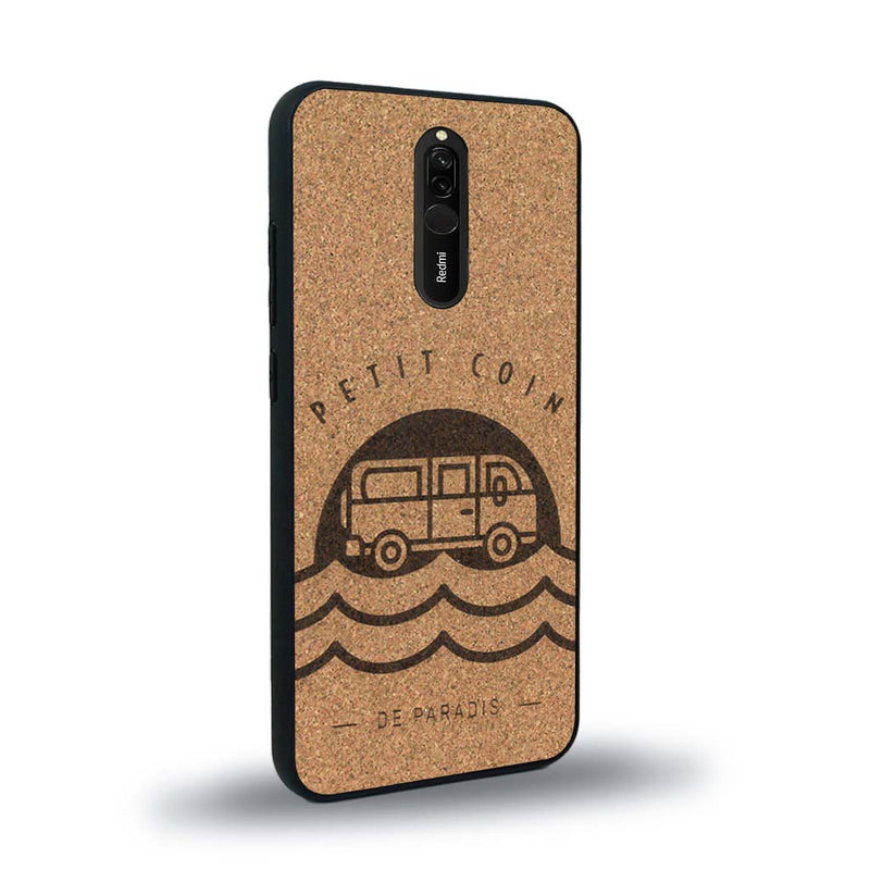 Coque de protection en bois véritable fabriquée en France pour Xiaomi Redmi 8 sur le thème des voyages en vans, vanlife et chill avec une gravure représentant un van vw combi devant le soleil couchant sur une plage avec des vagues