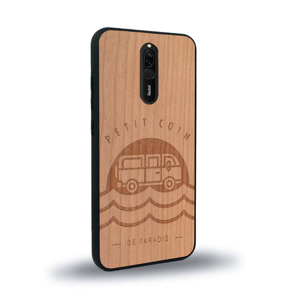 Coque de protection en bois véritable fabriquée en France pour Xiaomi Redmi 8 sur le thème des voyages en vans, vanlife et chill avec une gravure représentant un van vw combi devant le soleil couchant sur une plage avec des vagues