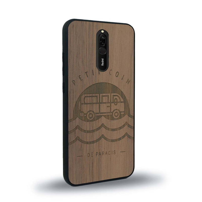 Coque de protection en bois véritable fabriquée en France pour Xiaomi Redmi 8 sur le thème des voyages en vans, vanlife et chill avec une gravure représentant un van vw combi devant le soleil couchant sur une plage avec des vagues