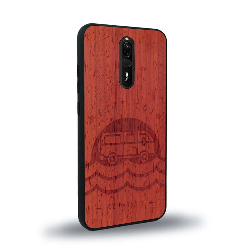 Coque de protection en bois véritable fabriquée en France pour Xiaomi Redmi 8 sur le thème des voyages en vans, vanlife et chill avec une gravure représentant un van vw combi devant le soleil couchant sur une plage avec des vagues