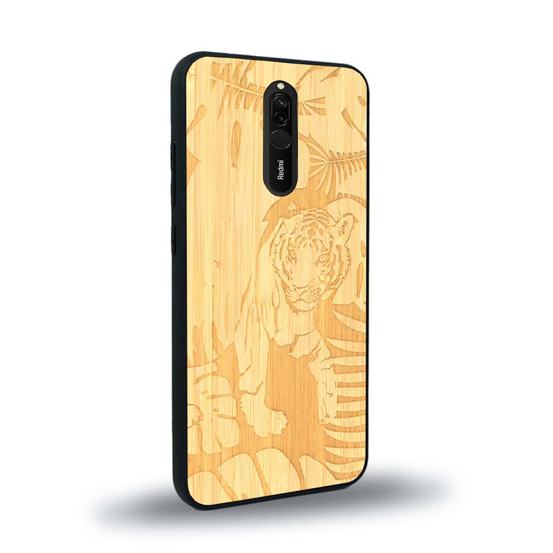 Coque de protection en bois véritable fabriquée en France pour Xiaomi Redmi 8 sur le thème de la nature et des animaux représentant un tigre dans la jungle entre des fougères