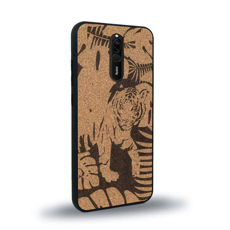 Coque de protection en bois véritable fabriquée en France pour Xiaomi Redmi 8 sur le thème de la nature et des animaux représentant un tigre dans la jungle entre des fougères