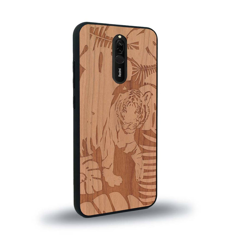 Coque de protection en bois véritable fabriquée en France pour Xiaomi Redmi 8 sur le thème de la nature et des animaux représentant un tigre dans la jungle entre des fougères