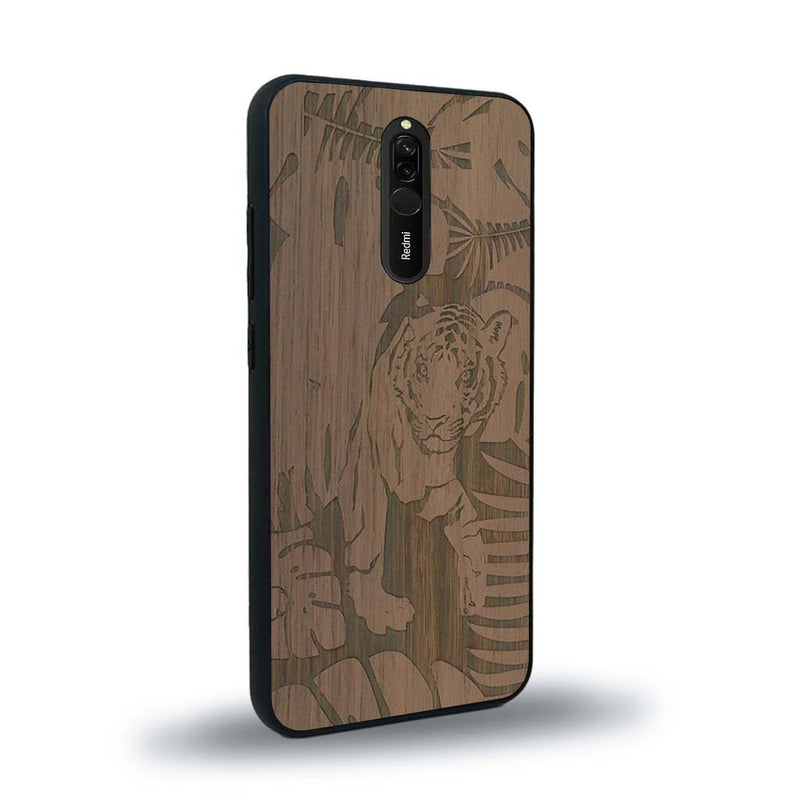 Coque de protection en bois véritable fabriquée en France pour Xiaomi Redmi 8 sur le thème de la nature et des animaux représentant un tigre dans la jungle entre des fougères