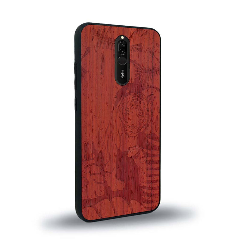 Coque de protection en bois véritable fabriquée en France pour Xiaomi Redmi 8 sur le thème de la nature et des animaux représentant un tigre dans la jungle entre des fougères