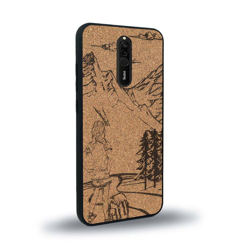 Coque de protection en bois véritable fabriquée en France pour Xiaomi Redmi 8 sur le thème de la randonnée en montagne et de l'aventure avec une gravure représentant une femme de dos face à un paysage de nature