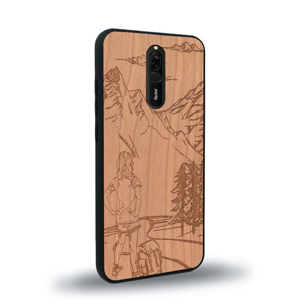 Coque de protection en bois véritable fabriquée en France pour Xiaomi Redmi 8 sur le thème de la randonnée en montagne et de l'aventure avec une gravure représentant une femme de dos face à un paysage de nature