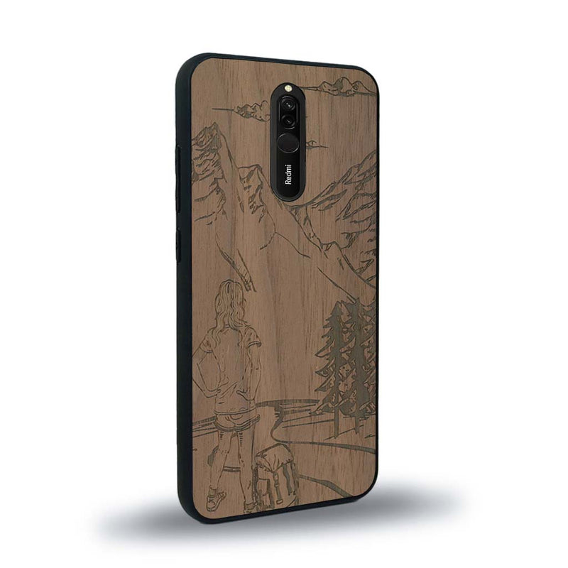 Coque de protection en bois véritable fabriquée en France pour Xiaomi Redmi 8 sur le thème de la randonnée en montagne et de l'aventure avec une gravure représentant une femme de dos face à un paysage de nature