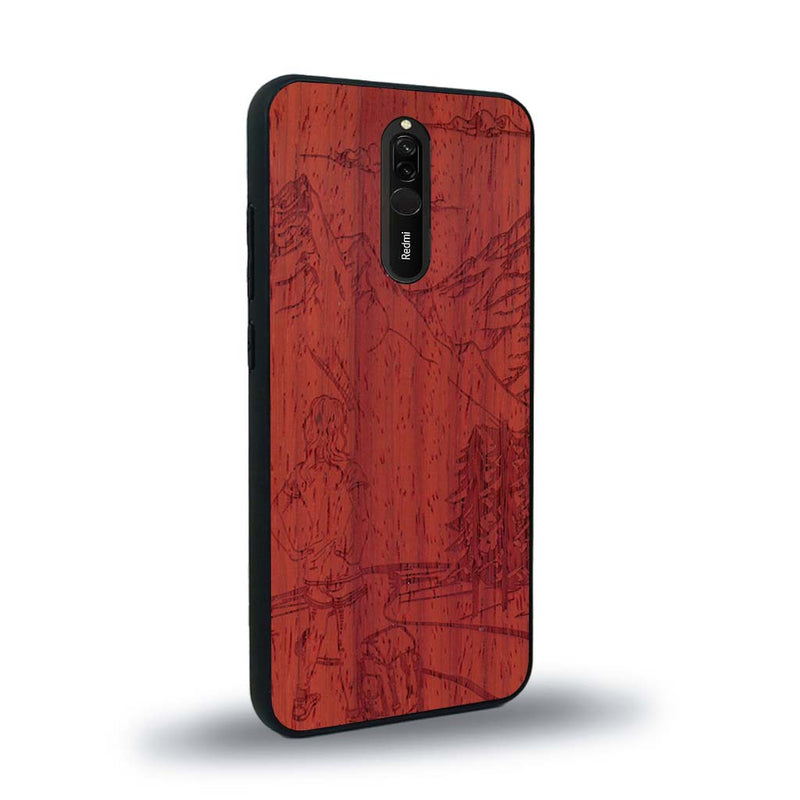 Coque de protection en bois véritable fabriquée en France pour Xiaomi Redmi 8 sur le thème de la randonnée en montagne et de l'aventure avec une gravure représentant une femme de dos face à un paysage de nature