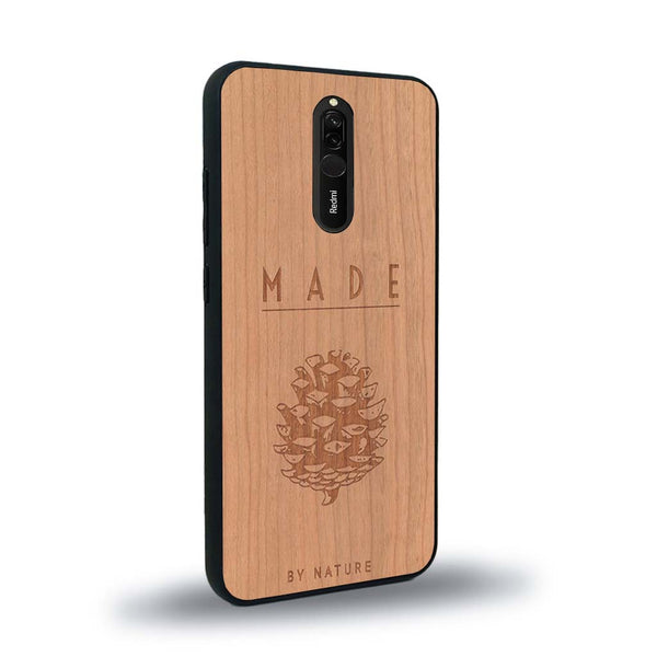 Coque de protection en bois véritable fabriquée en France pour Xiaomi Redmi 8 sur le thème de la nature et des arbres avec une gravure représentant une pomme de pin et la phrase "made by nature"