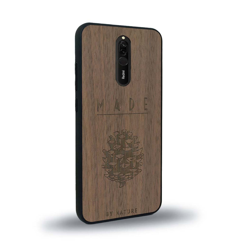 Coque de protection en bois véritable fabriquée en France pour Xiaomi Redmi 8 sur le thème de la nature et des arbres avec une gravure représentant une pomme de pin et la phrase "made by nature"