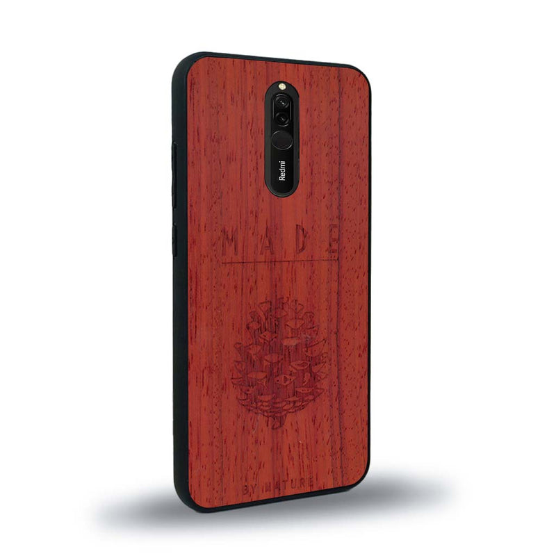 Coque de protection en bois véritable fabriquée en France pour Xiaomi Redmi 8 sur le thème de la nature et des arbres avec une gravure représentant une pomme de pin et la phrase "made by nature"