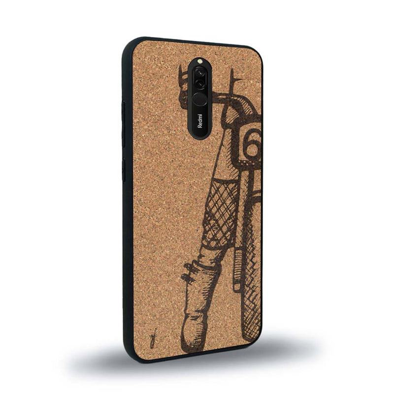 Coque de protection en bois véritable fabriquée en France pour Xiaomi Redmi 8 représentant une vue de face d'une femme sur une moto vintage dessinée à la main par l'artiste Maud Dabs