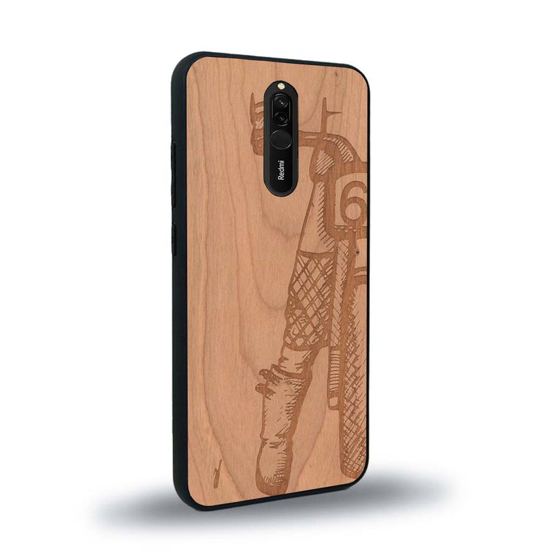 Coque de protection en bois véritable fabriquée en France pour Xiaomi Redmi 8 représentant une vue de face d'une femme sur une moto vintage dessinée à la main par l'artiste Maud Dabs