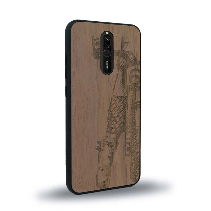 Coque de protection en bois véritable fabriquée en France pour Xiaomi Redmi 8 représentant une vue de face d'une femme sur une moto vintage dessinée à la main par l'artiste Maud Dabs