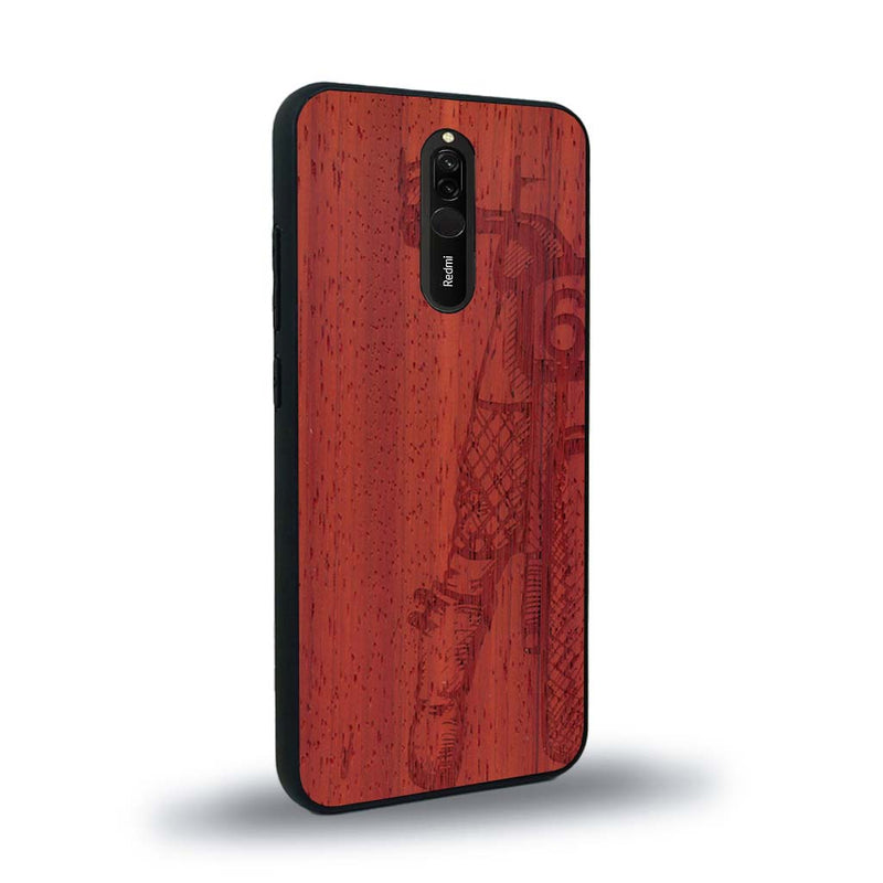 Coque de protection en bois véritable fabriquée en France pour Xiaomi Redmi 8 représentant une vue de face d'une femme sur une moto vintage dessinée à la main par l'artiste Maud Dabs