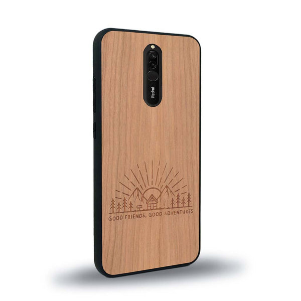 Coque de protection en bois véritable fabriquée en France pour Xiaomi Redmi 8 sur le thème chill et nature avec un motif représentant un levé de soleil sur un paysage de montagne avec des sapins et un chalet et la phrase "Good friends, good adventure"