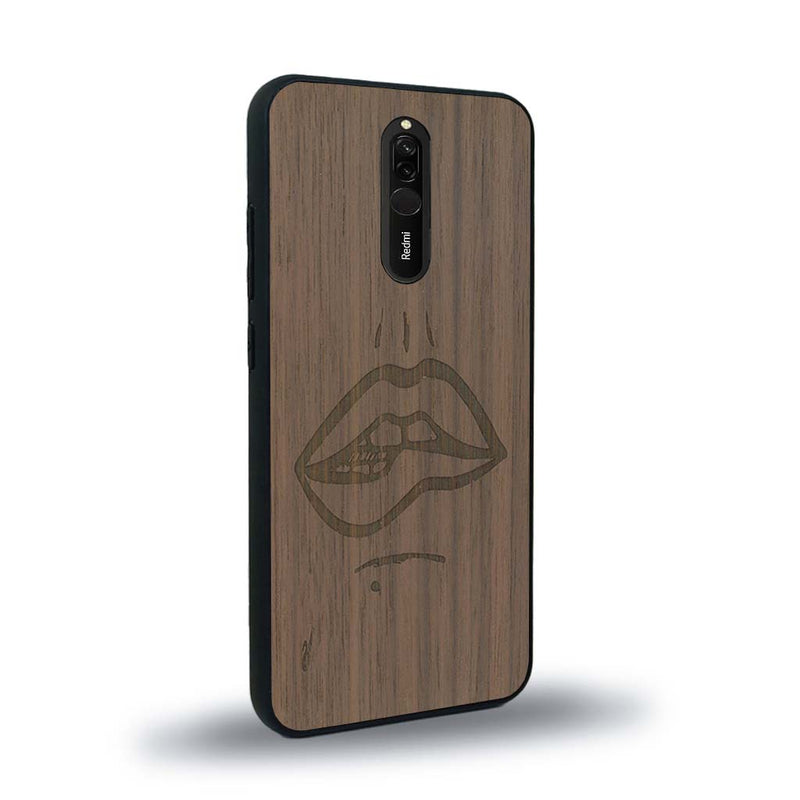 Coque de protection en bois véritable fabriquée en France pour Xiaomi Redmi 8 représentant de manière minimaliste une bouche de féminine se mordant le coin de la lèvre de manière sensuelle dessinée à la main par l'artiste Maud Dabs