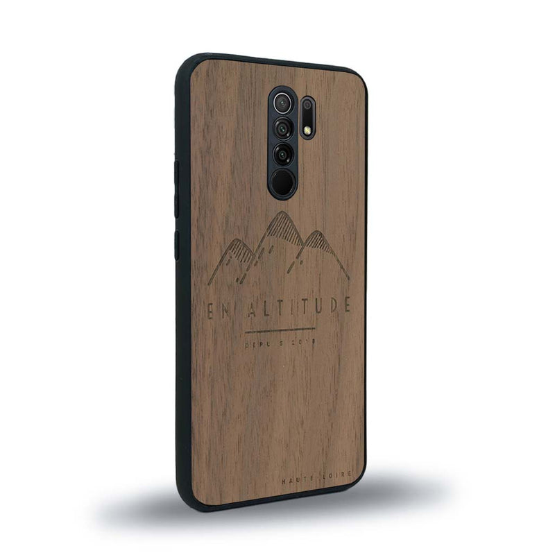 Coque de protection en bois véritable fabriquée en France pour Xiaomi Redmi 9 représentant des montagnes, sur le thème de la randonnée en pleine nature et du trail