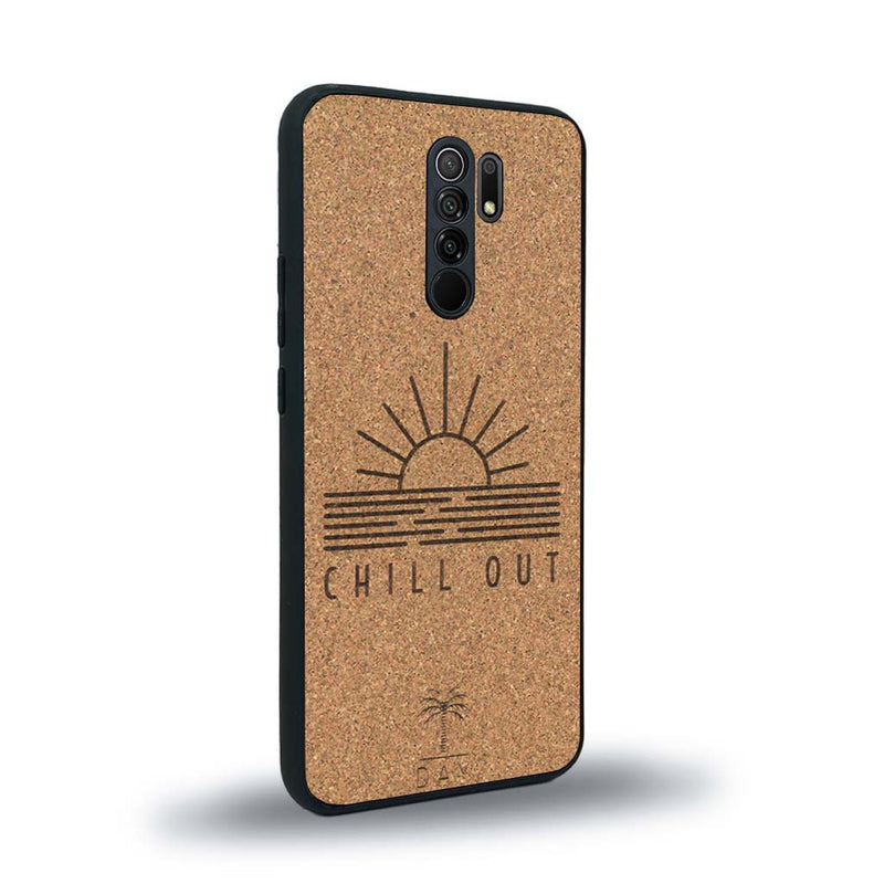 Coque de protection en bois véritable fabriquée en France pour Xiaomi Redmi 9 sur le thème chill avec un motif représentant un couché de soleil sur l'océan et la phrase "Chill out"