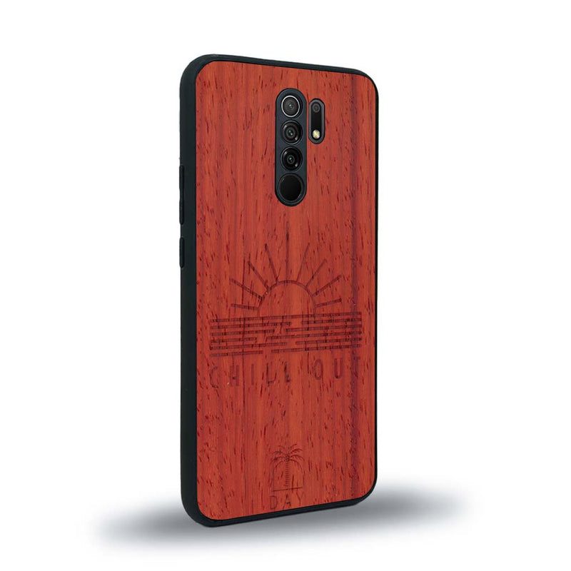 Coque de protection en bois véritable fabriquée en France pour Xiaomi Redmi 9 sur le thème chill avec un motif représentant un couché de soleil sur l'océan et la phrase "Chill out"