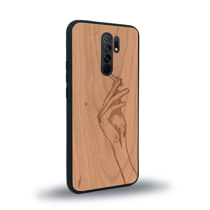 Coque de protection en bois véritable fabriquée en France pour Xiaomi Redmi 9 représentant une main de femme tenant une cigarette de type line art en collaboration avec l'artiste Maud Dabs