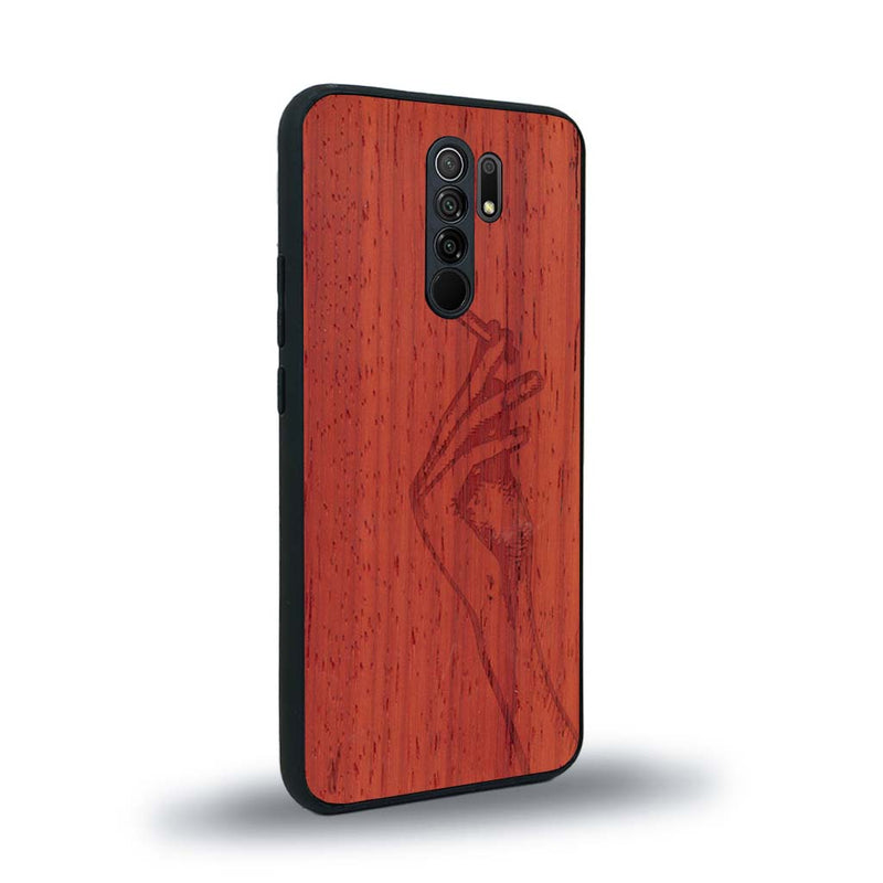 Coque de protection en bois véritable fabriquée en France pour Xiaomi Redmi 9 représentant une main de femme tenant une cigarette de type line art en collaboration avec l'artiste Maud Dabs