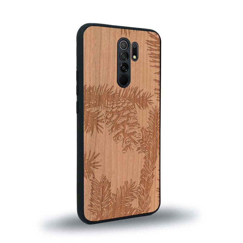 Coque de protection en bois véritable fabriquée en France pour Xiaomi Redmi 9 sur le thème de la nature des arbres avec un motif de gravure représentant des épines de sapin et des pommes de pin